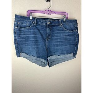Torrid Mid Rise Shortie Short Vintage Stretch Eco Medium Wash Denim 24